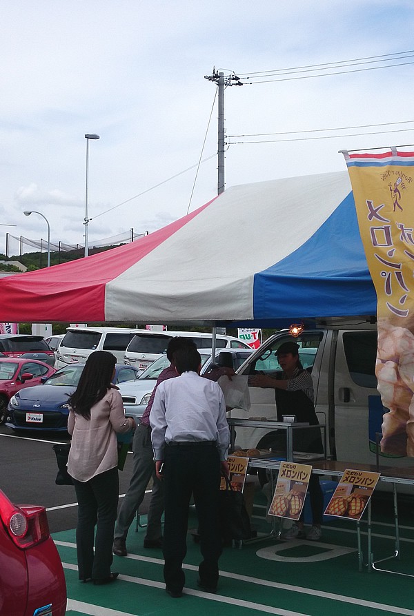 カーディーラーのゴールデンウィーク特別イベントにメロンパンのケータリングカーが出張 In兵庫県神戸市 イベントパートナー