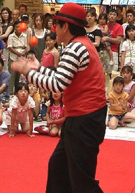 夏の夜の保育園夕涼み会にピエロ クラウン が出張パフォーマンス In神奈川 横浜 イベントパートナー