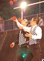 たくさんのお客様の前でボールジャグリングを披露するシンクロニシティ シンクロニシティ
