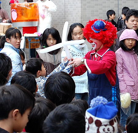 愛知県大道芸人ピエロ クラウン ジャグリングステージ 名古屋市子ども会冬のイベント イベントパートナー