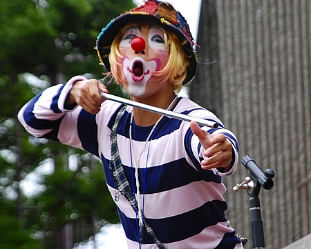 兵庫県大道芸人ピエロ クラウン ステージ 尼崎市保育園クリスマス会 イベントパートナー