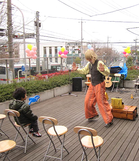 ピエロ クラウン が商業施設にてバルーンプレゼント In神奈川 横浜 イベントパートナー