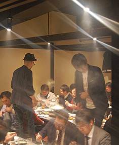 お笑いコンビ ダークホース を建築会社の忘年会の余興ゲストに派遣 In滋賀県守口市 イベントパートナー