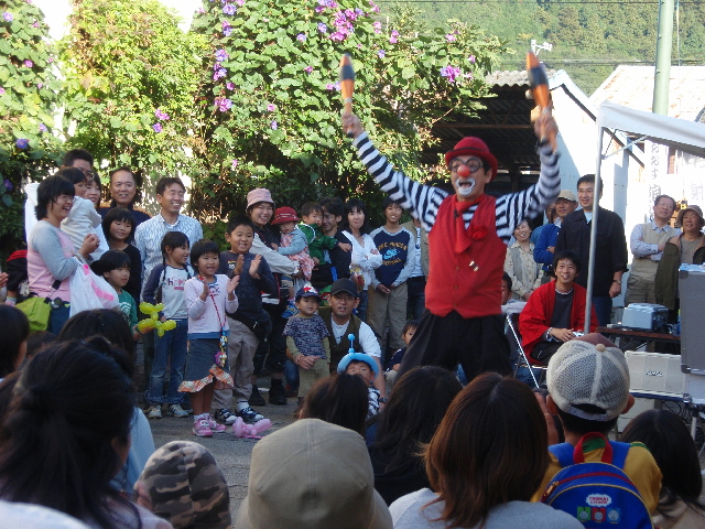 大道芸人 Clown Hiro クラウンヒロ の紹介 関東 大道芸人 Clown Hiro クラウンヒロ の紹介 関東