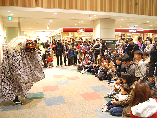 商業施設のお正月イベントに伝統芸能 獅子舞を派遣 In神奈川県横浜市 イベントパートナー 商業施設のお正月イベントに伝統芸能 獅子舞を派遣 In神奈川県横浜市 イベントパートナー