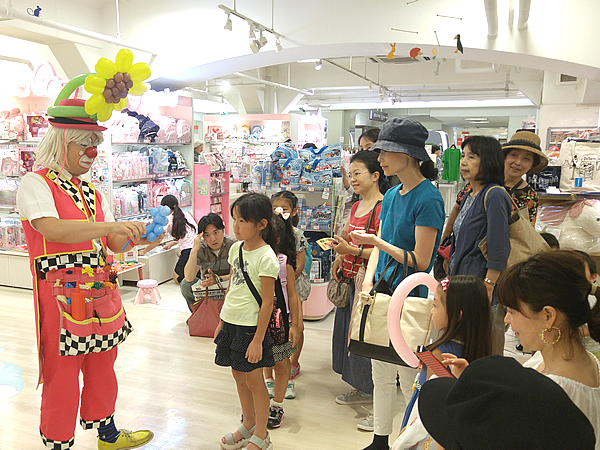 百貨店の夏休みイベントでクラウン ピエロ が子ども達にバルーンをプレゼント In東京都中央区日本橋 イベントパートナー