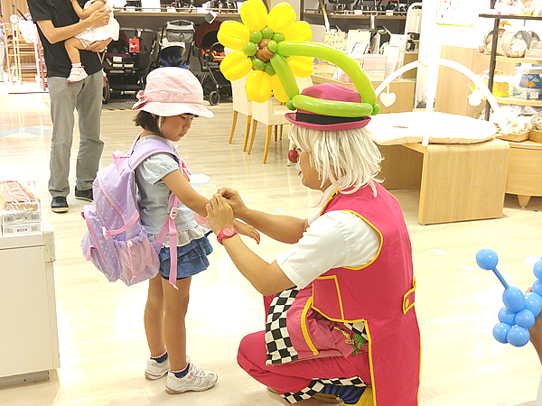 百貨店の夏休みイベントでクラウン ピエロ が子ども達にバルーンをプレゼント In東京都中央区日本橋 イベントパートナー