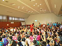 三重県南牟婁郡紀宝町の社会福祉協議会主催の夏イベントで皿回し挑戦に立候補する小学生の子ども達 ステージ上での皿回し挑戦に立候補する子ども達
