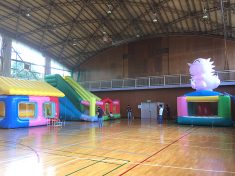 体育館に設置した3機のふわふわ