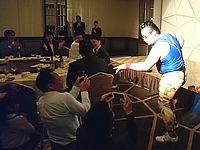 大阪府大阪市のホテル宴会場でステージを降りて参加者の男性の目の前で踊るタンバリン芸人・ゴンゾー 参加者の前で踊るお笑い芸人・ゴンゾー