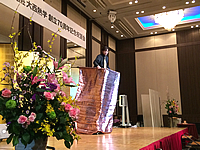 名古屋市にあるホテルの大ホールで行われた企業の創立記念パーティーで箱に閉じ込められた女性アシスタントと一瞬で入れ替わるマジックを披露したマジシャン・YUSHI 女性アシスタントと一瞬で入れ替わるマジック