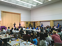 納涼祭が行われた茨城県つくば市の研究所内にある講堂で兄弟コンビジャグラー・桔梗ブラザーズのジャグリングステージを見るお客様の様子 講堂で桔梗ブラザーズのステージを見る観客