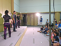 茨城県つくば市にある化学関連企業の納涼祭で男性にステージに上がっていただいてそのコンビネーションのすごさを見せる桔梗ブラザーズ 男性のお客様にご協力いただいてショーを盛り上げる様子