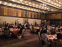 愛知県名古屋市にあるホテルで懇親会のメインイベントとして開催したお笑い芸人・ニッチロー’のものまねショーの最中の会場の様子 懇親会会場の様子