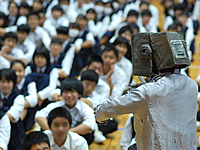 兵庫県西宮市にある中学校のPTAイベントに出張した心を持ちたいロボットのぞみとそれを観て楽しそうに笑っている生徒さんの様子 ロボットのぞみと観客の生徒さん