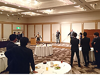 東京都港区のホテルを会場に行われた電子材料専門商社の社内イベントの余興の中で中国雑技の女性演者と一緒にフラフープを回す技に挑戦してくださった男性社員さん フラフープの技に挑戦する社員さんと中国雑技の女性演者