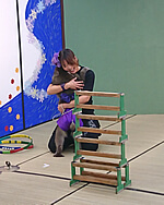 東京都杉並区のADや音響スタッフなどを養成する専門学校の学園祭で様々な技を披露して成功した際にハグをする可愛い姿で観客の皆さんに大人気だった女性猿回し師と男の子の猿のコンビ 技に成功してハグをする女性猿回し師とお猿さん