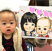 関西を中心に活躍する男性似顔絵師が和歌山県にある保険会社のお客様似顔絵プレゼント企画でポップなデフォルメタッチでお描きした親子の似顔絵 お母様と男のお子様の似顔絵