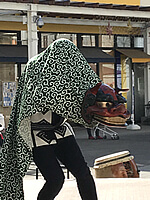 埼玉県さいたま市にある大型ショッピングセンターの屋外イベント広場で開催されたお正月イベントの1つとして伝統芸能の獅子舞を披露している様子 獅子舞が曲に合わせて舞っている様子