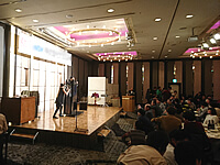 栃木県那須郡那須町にあるホテルのボールルームで開催した医療機器メーカーの忘年会の余興としてショーのオープニングに人体貫通イリュージョンをするマジシャンYUSHI 人体貫通のイリュージョンマジックを披露するマジシャンYUSHI