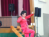 石川県加賀市にある会社のフェスティバルに出演して軽快なトークを挟みながらディアボロなどのジャグリングでお客様を楽しませる大道芸人 ディアボロのパフォーマンスをする大道芸人