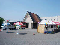 2日間に渡ってお客様感謝祭を開催した栃木県足利市の住宅展示場でメロンパンなど3つのメニューをご提供するために駐車して準備を進めるケータリングカー 住宅展示場の駐車場に配置された食品移動販売車やテントの様子