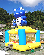 台風一過の絶好の秋晴れの下で開催されたお祭りにレンタルしたエア遊具(ふわふわ) エア遊具(ふわふわ)