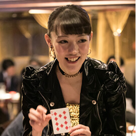 カードマジックを披露する女性マジシャン