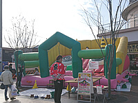 節分にちなんで赤鬼をモチーフにしたエア遊具(ふわふわ)をレンタルしていただきました! エア遊具(ふわふわ)