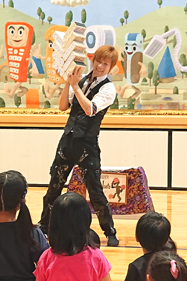 企業託児所の夏休み特別イベントにジャグリングパフォーマーを派遣 In長崎県佐世保市 イベントパートナー 企業託児所の夏休み特別イベントにジャグリングパフォーマーを派遣 In長崎県佐世保市 イベントパートナー