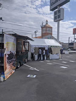 静岡県磐田市でのお客様感謝イベントでスイーツを無料提供するケータリングカー クレープとタピオカを同時に提供するケータリングカー