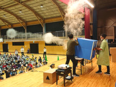 千葉県野田市の小学校イベントで巨大空気砲を発射するサイエンスパフォーマー・らんま先生