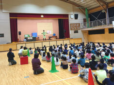 千葉県野田市の小学校イベントにてエネルギー発生の仕組みを伝えるサイエンスパフォーマー・らんま先生