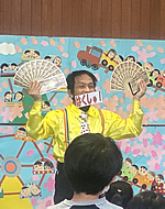 久しぶりの生のパフォーマンスに子ども達も大道芸人に大興奮! 大道芸人