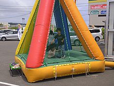 エア遊具(ふわふわ)で遊ぶ子ども達