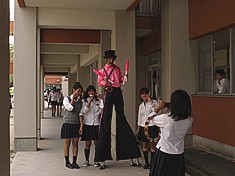 スティルト(足長)パフォーマー