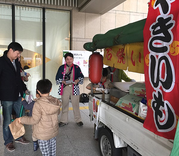 社会福祉協議会主催のお祭りに派遣した焼き芋のケータリングカー