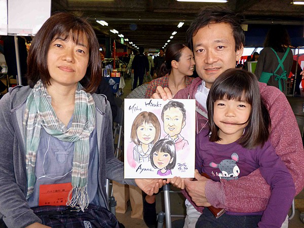 似顔絵をお描きしたご家族連れ