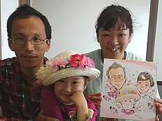 似顔絵をお描きしたご家族連れ
