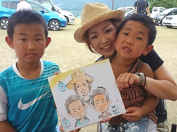 似顔絵をお描きした親子連れ