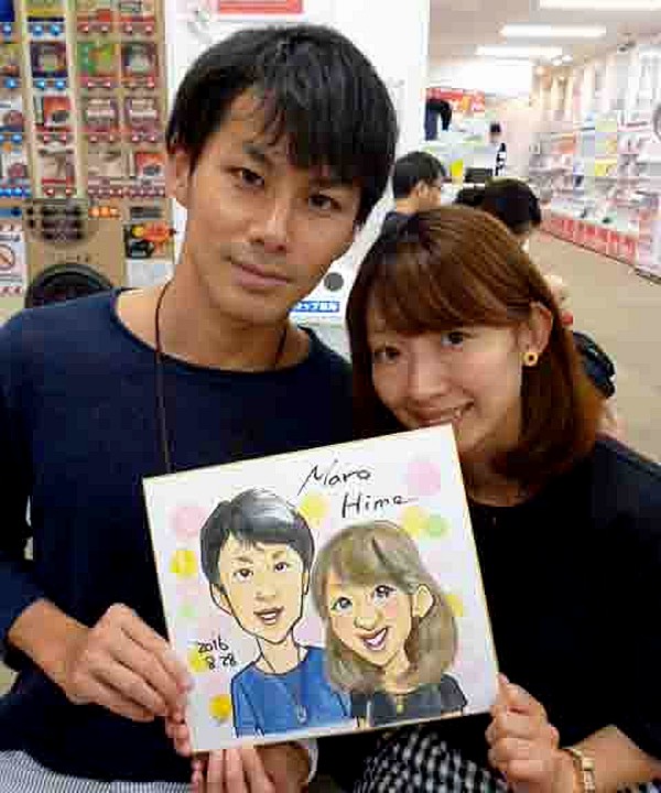 似顔絵をプレゼントしたカップル