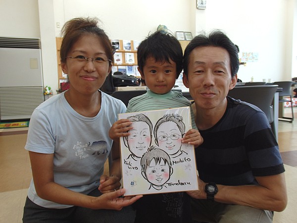 イベントで似顔絵をお描きしたご家族連れ