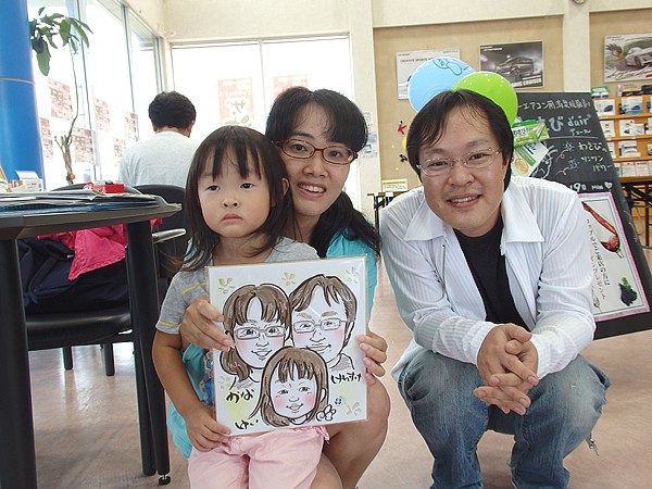 イベントで似顔絵をお描きしたご家族連れ