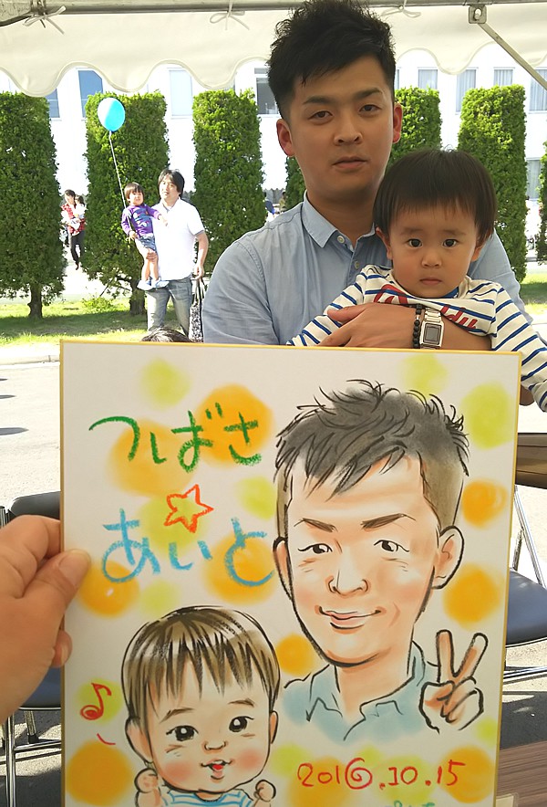 似顔絵をお描きした親子連れ