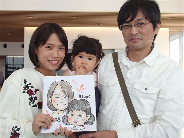 似顔絵をプレゼントしたご家族連れ