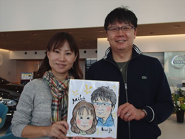 似顔絵をプレゼントしたご家族連れ