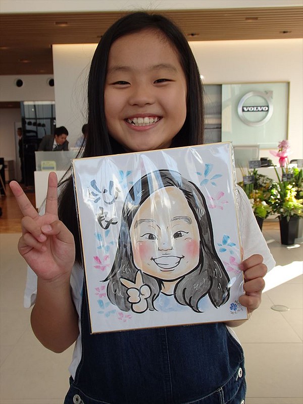 似顔絵をプレゼントした女の子