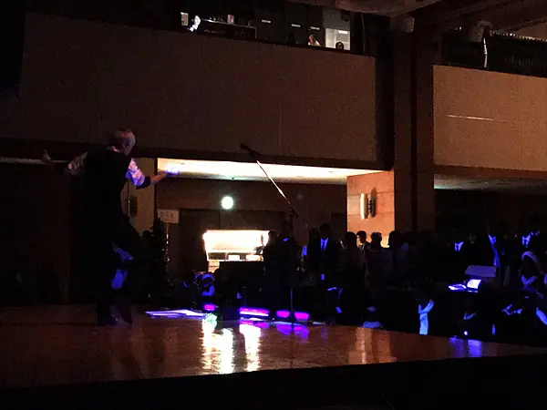 コンタクトジャグリングを披露するパフォーマー