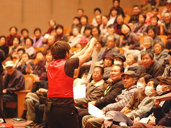 バルーンアートを披露するパフォーマー