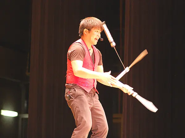 ジャグリングをするパフォーマー